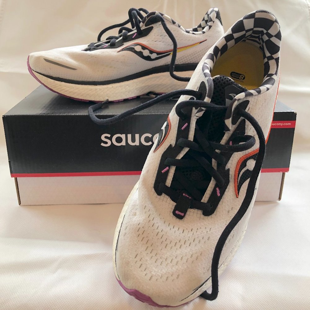 Saucony Triumph 19 Running Shoes, women's size 9, white